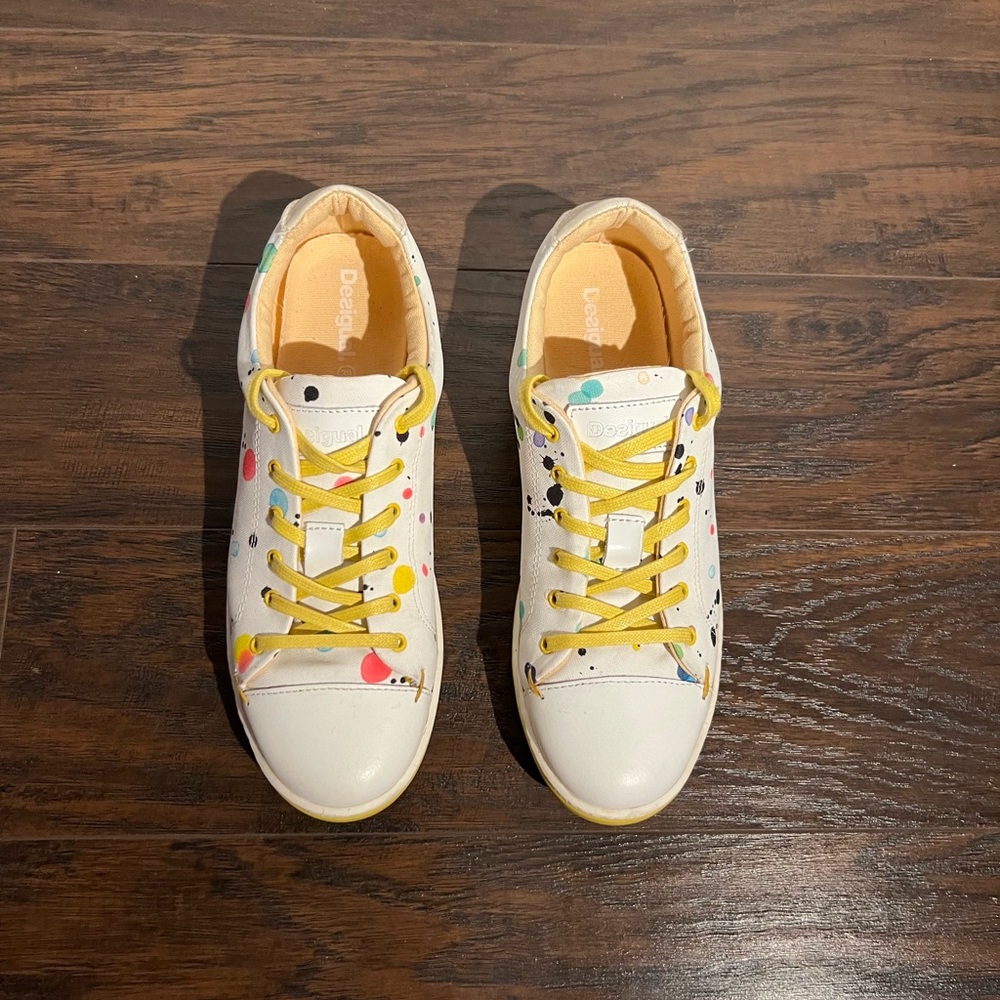 Ankle height sneakers with scattered paint design
